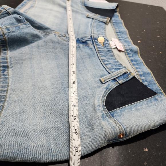 ISABEL MATERNITY by Ingrid & Isabel Grow With You Blue Midi Shorts. Size:8 - Picture 8 of 11